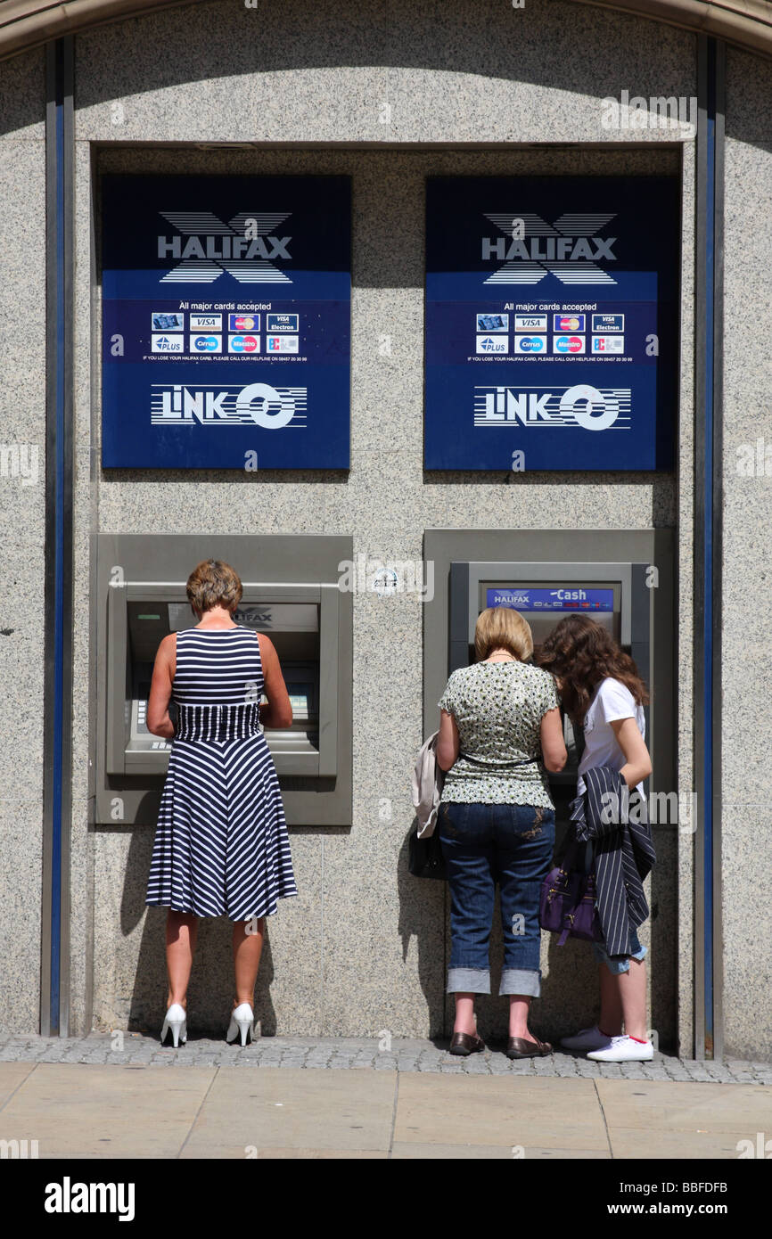 ATM cash point in una città del Regno Unito. Foto Stock