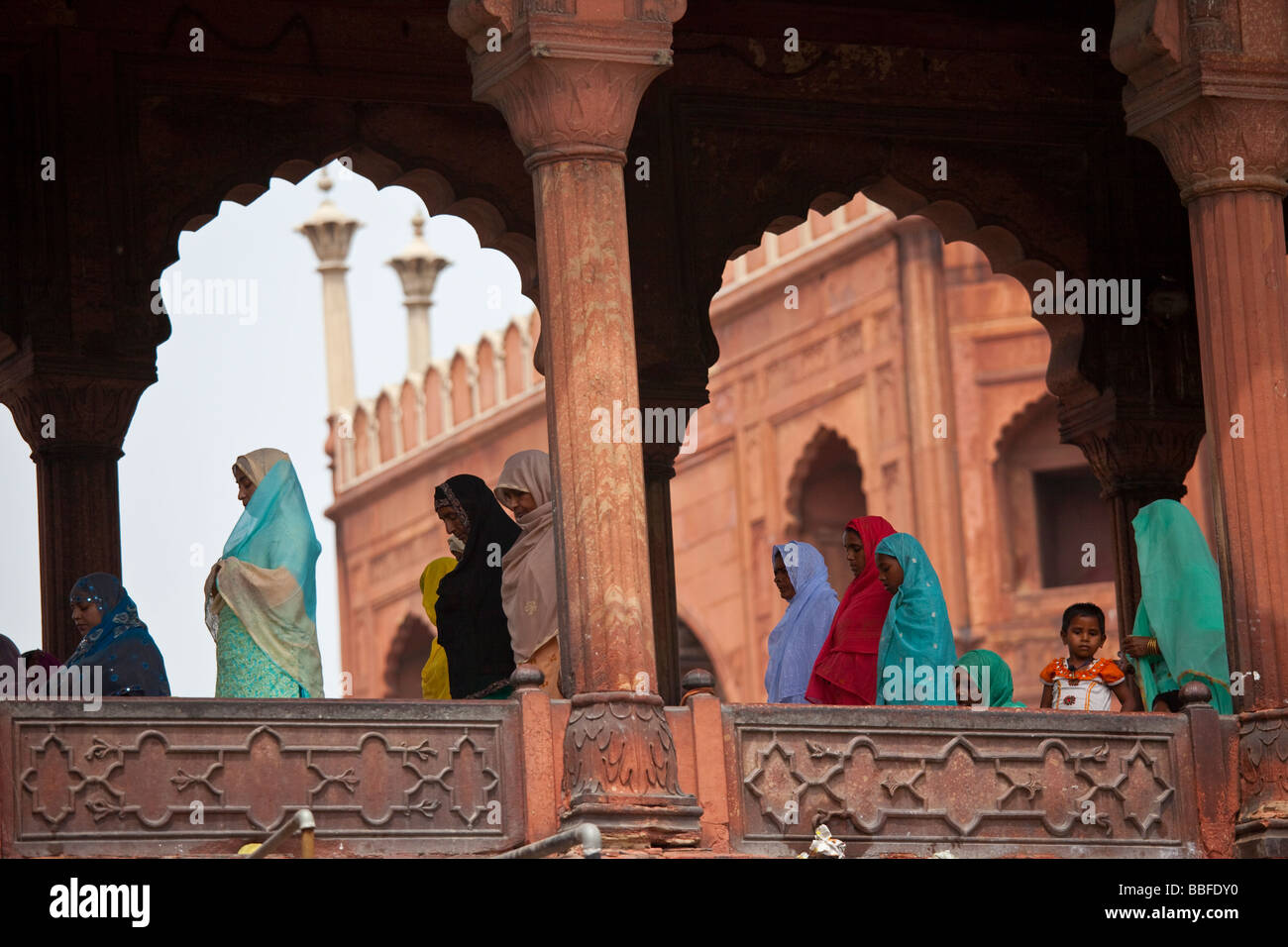 Le donne di pregare presso la Jama Masjid o Moschea del Venerdì a Delhi in India Foto Stock
