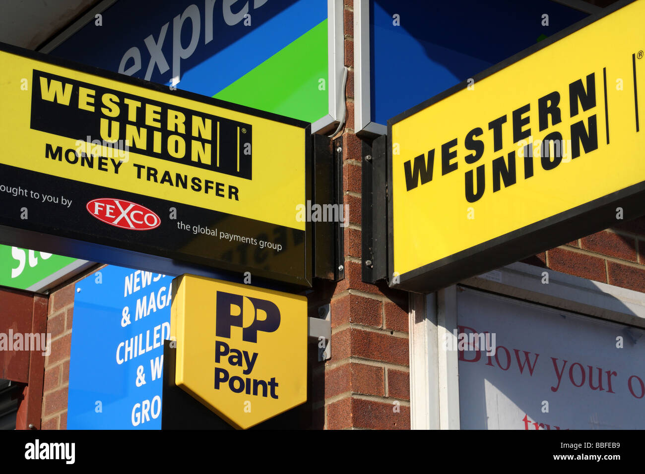 Trasferimento di denaro di Western Union Point in una città del Regno Unito. Foto Stock