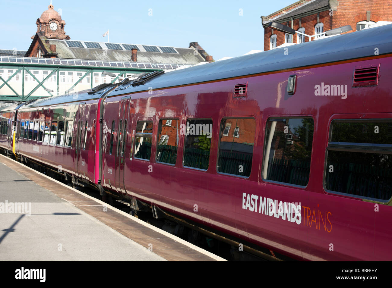 Un East Midlands il treno alla stazione di Nottingham, Nottingham, Inghilterra, Regno Unito Foto Stock