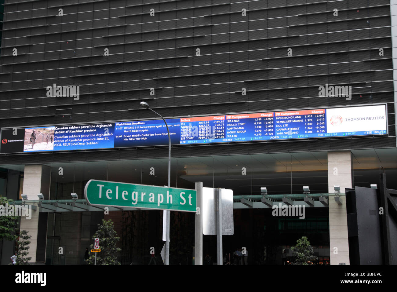 Una schermata che mostra mercato azionario posizioni e notizie da Reuters  in Singapore Foto stock - Alamy