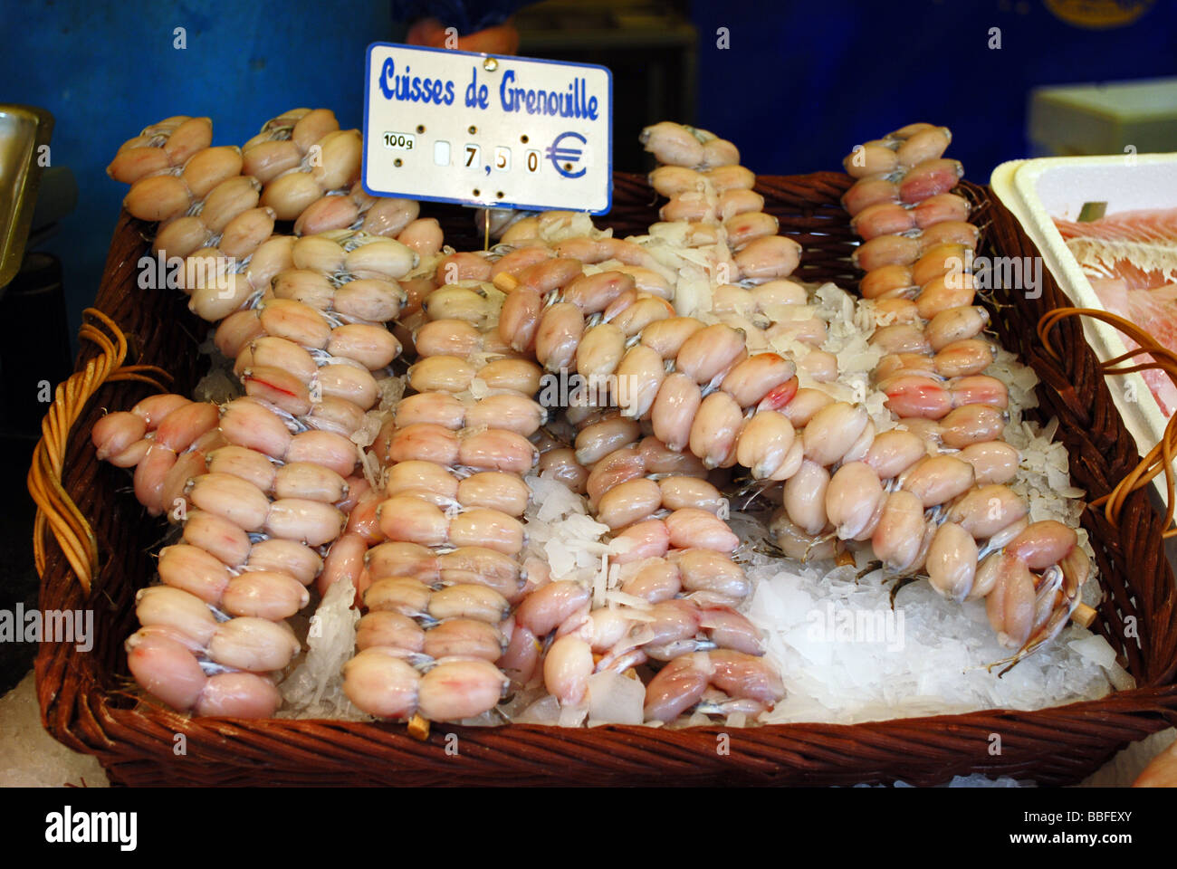 Cosce di rane in vendita in un mercato di Parigi Foto Stock