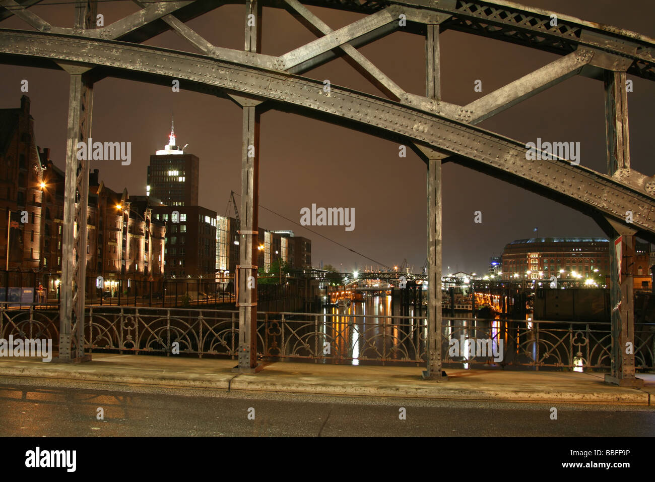 Vista notturna del ponte a Speicherstadt di Amburgo Foto Stock