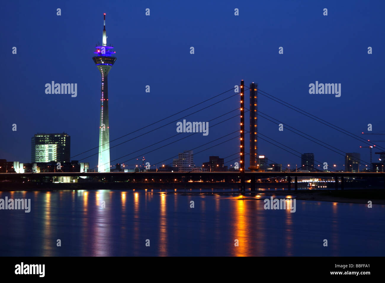 Vista notturna di Düsseldorf (Germania) Foto Stock