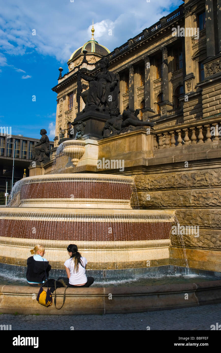 Fontana di fronte Narodni muzeum il museo nazionale nel centro di Praga Repubblica Ceca Europa Foto Stock