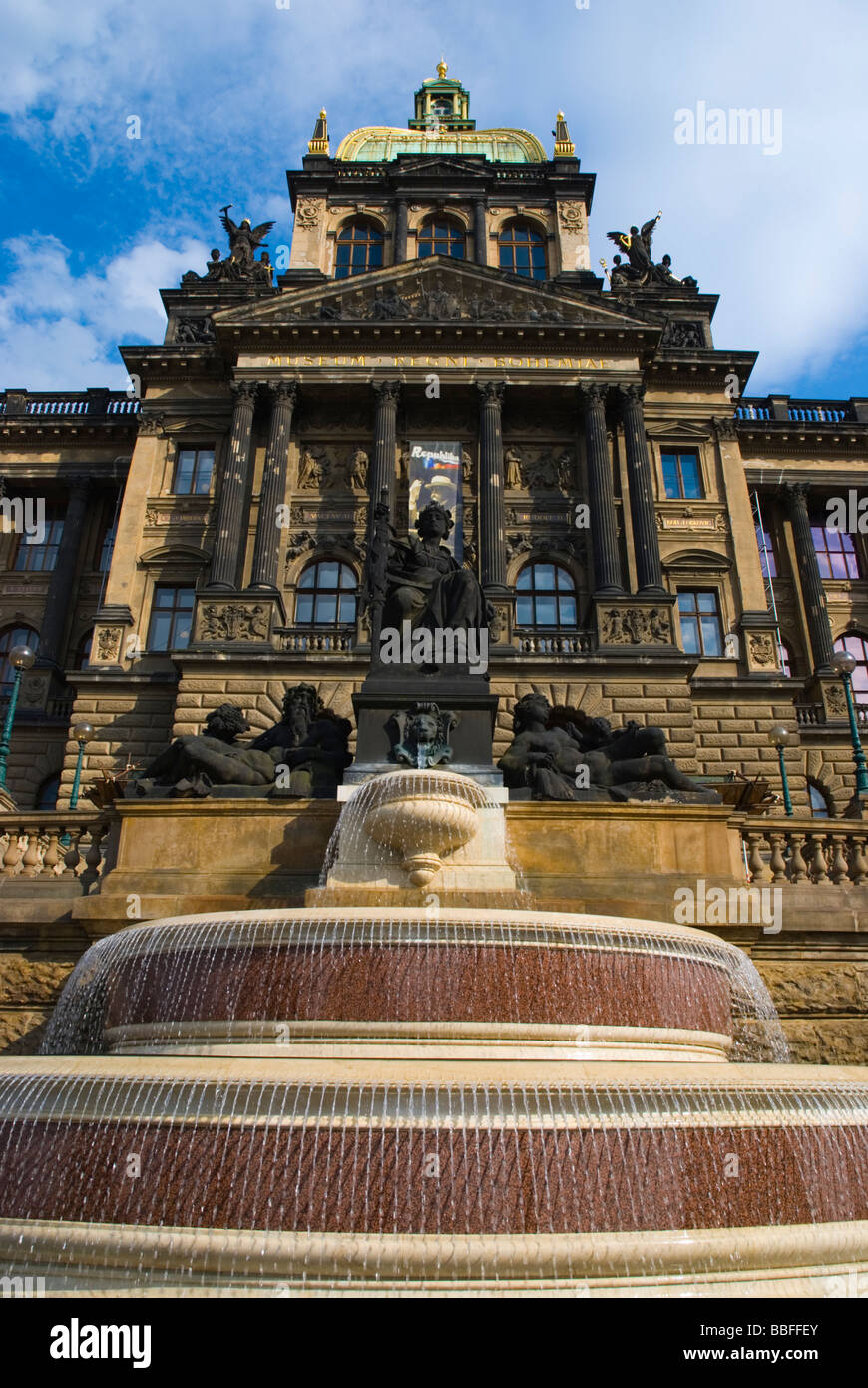 Fontana di fronte Narodni muzeum il museo nazionale nel centro di Praga Repubblica Ceca Europa Foto Stock