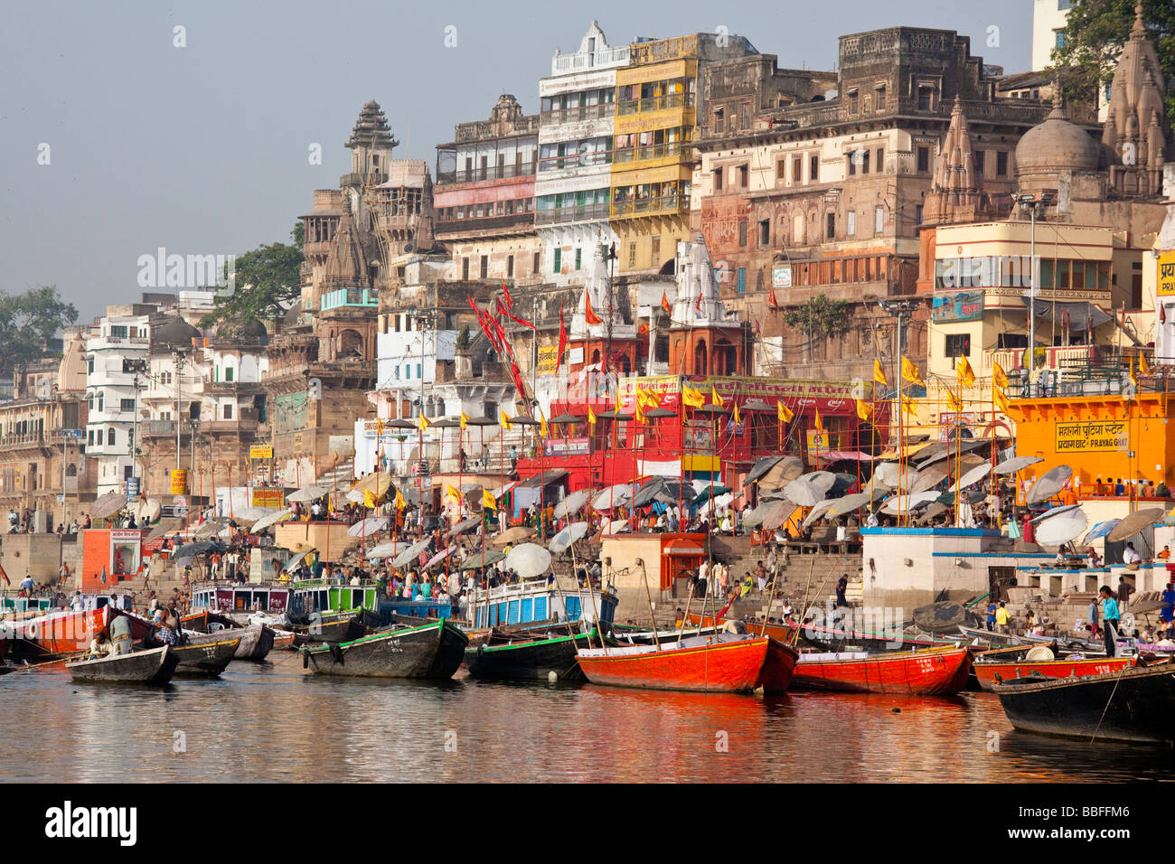Prayag Ghat sul Fiume Gange a Varanasi India Foto Stock