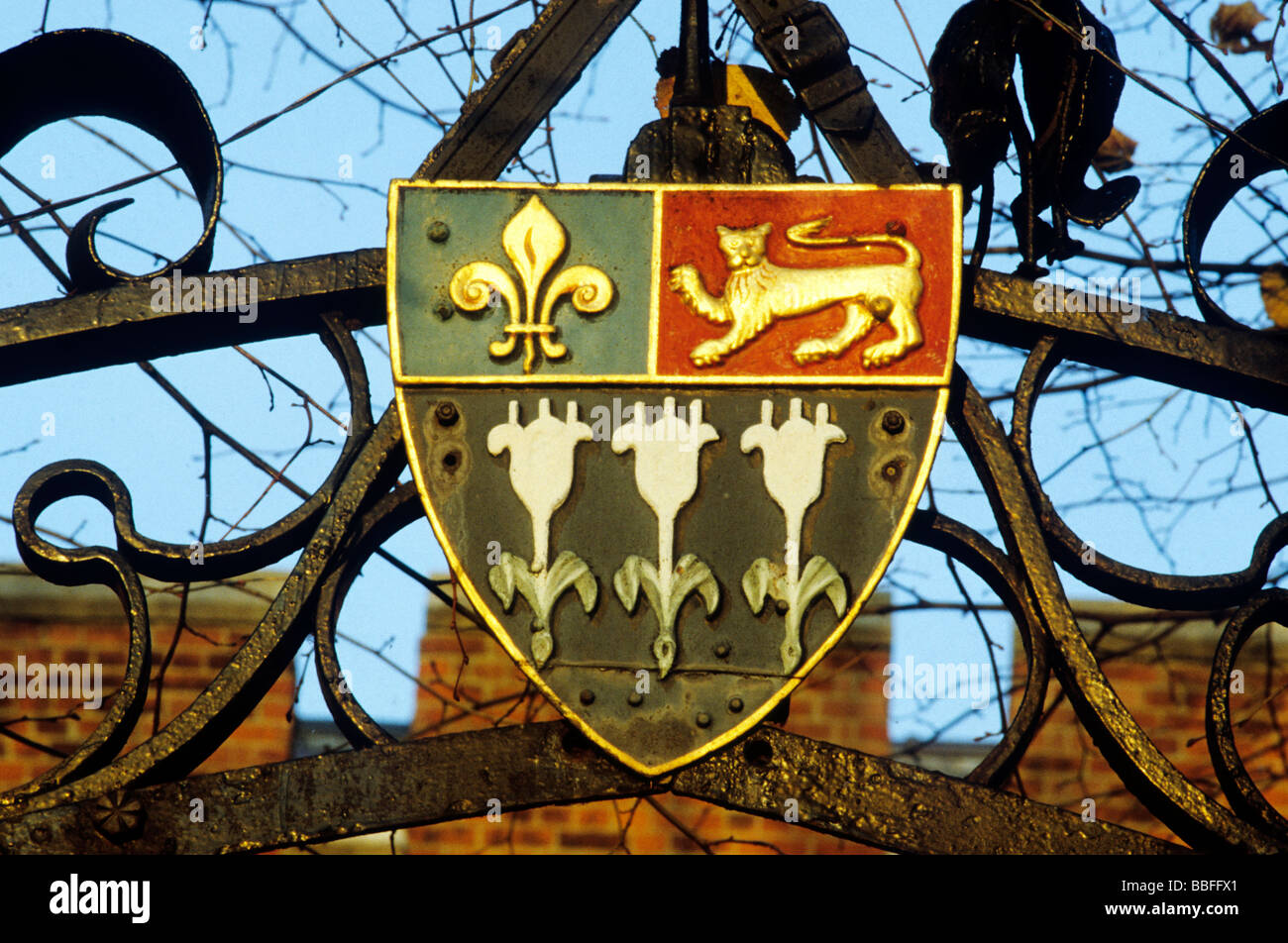 Scuola di Eton College Gates Stemma Berkshire England Regno Unito scudo araldico araldica inglese scuole pubbliche Foto Stock