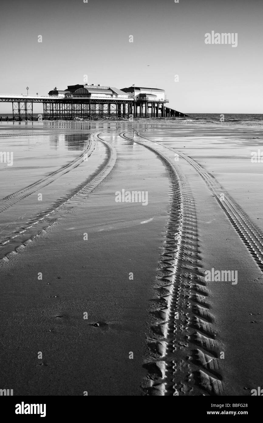 Cromer Pier dalla spiaggia con la bassa marea inclusi brani di "granchio barca' trattore, Cromer "North Norfolk' UK Foto Stock