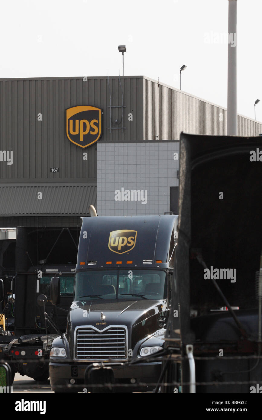 UPS consegna furgone trasporto camion logo società spedizione United Postal Service in USA Stati Uniti vita quotidiana vita vita alta risoluzione Foto Stock