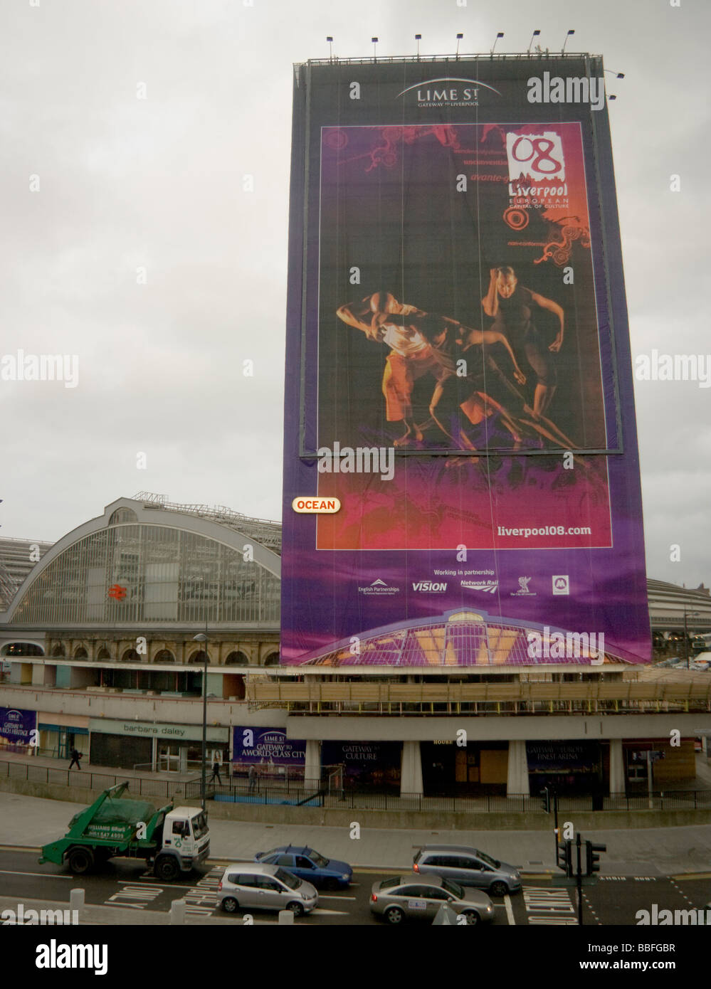 Vista di Lime Street e la stazione ferroviaria principale di Liverpool come Capitale Europea della Cultura nel 2008 Foto Stock