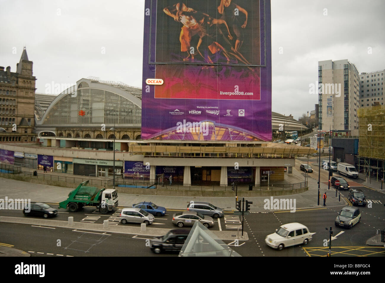 Vista di Lime Street e la stazione ferroviaria principale di Liverpool come Capitale Europea della Cultura nel 2008 Foto Stock