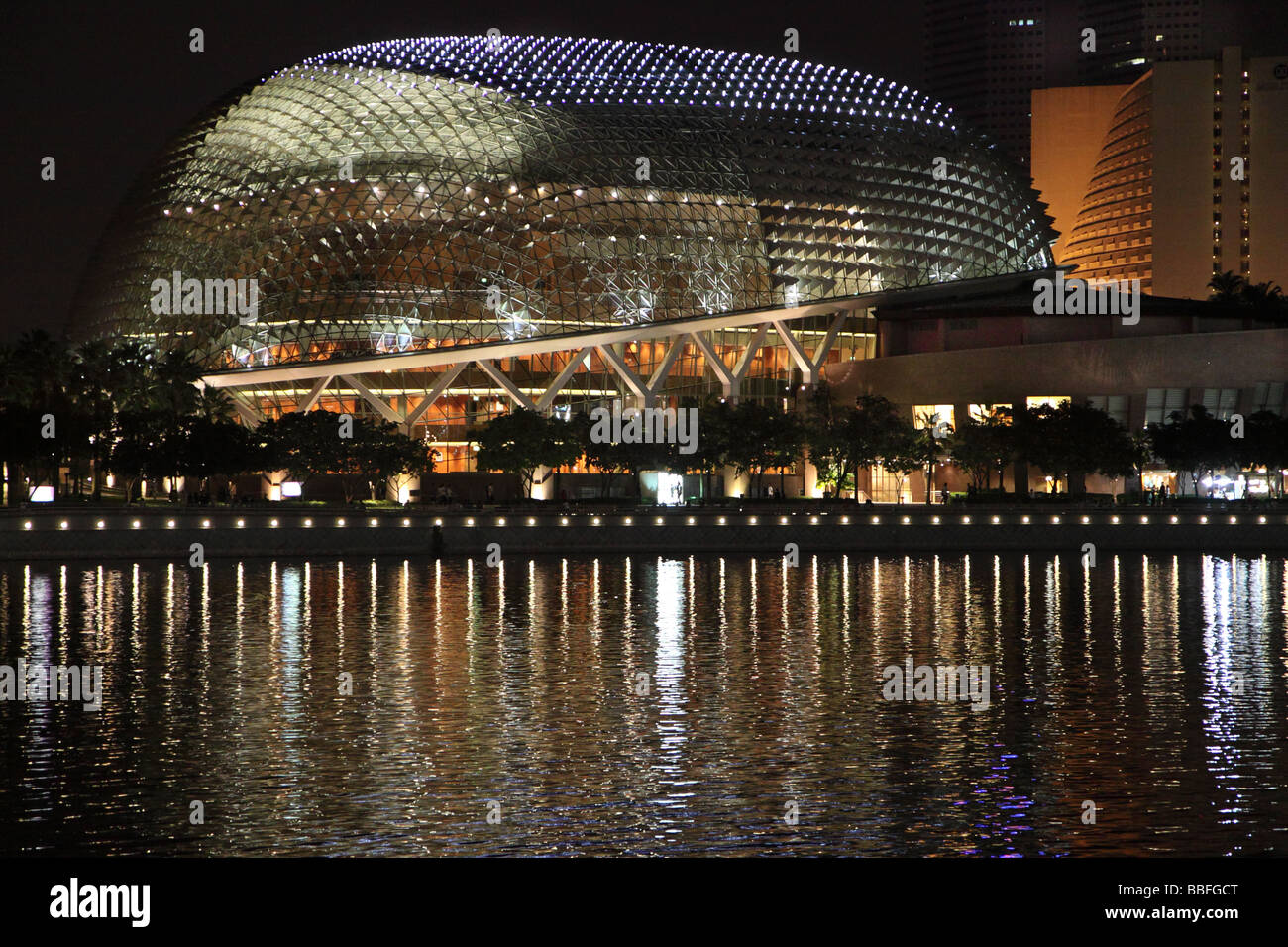 Riflessioni del National Performing Arts Center di Marina Bay Singapore Asia Foto Stock