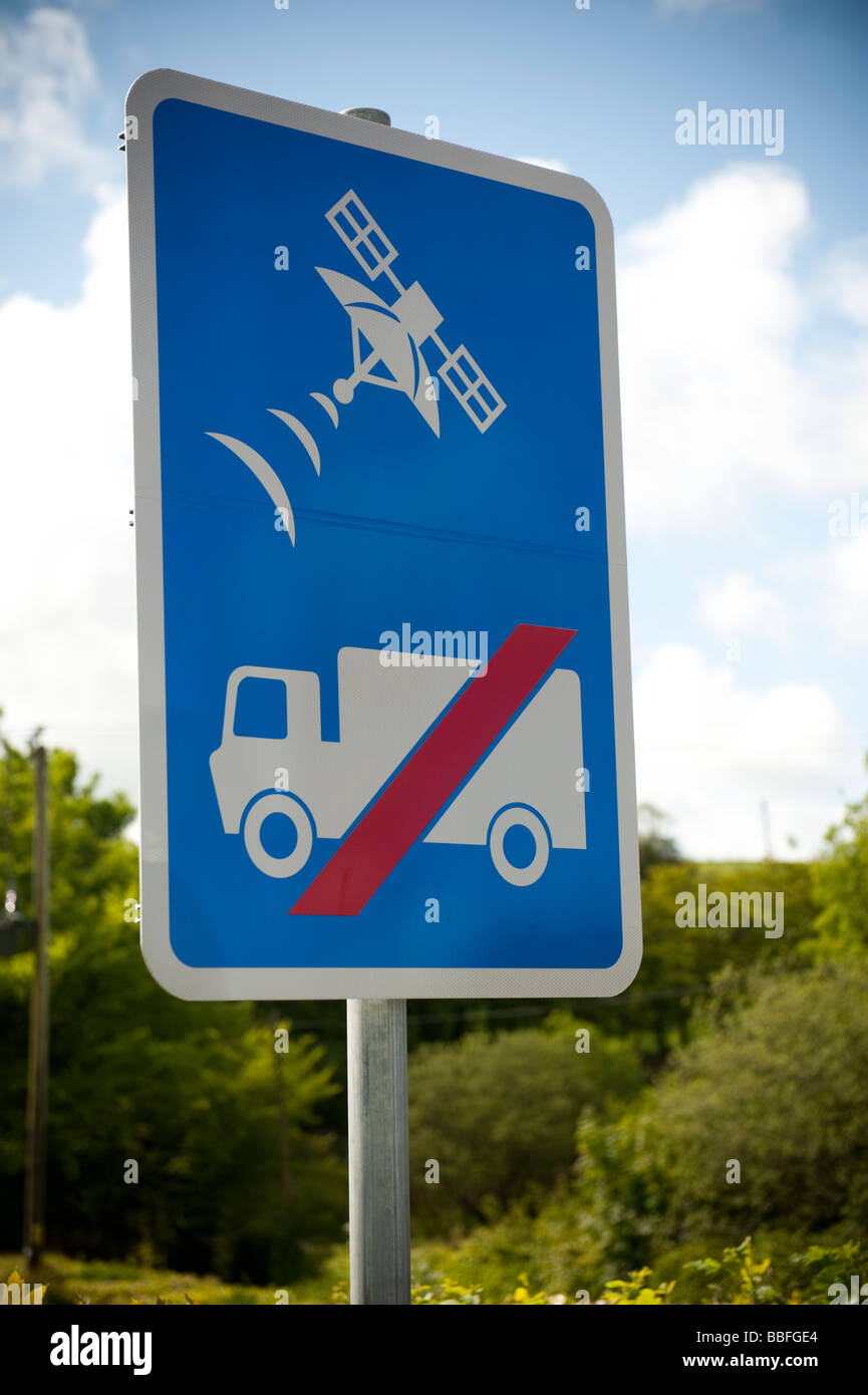 Sat Nav alcuna voce per HGV camion e autocarri segno su una corsia rurale - avvertimento di driver per ignorare satnav e non utilizzare questa strada stretta Foto Stock