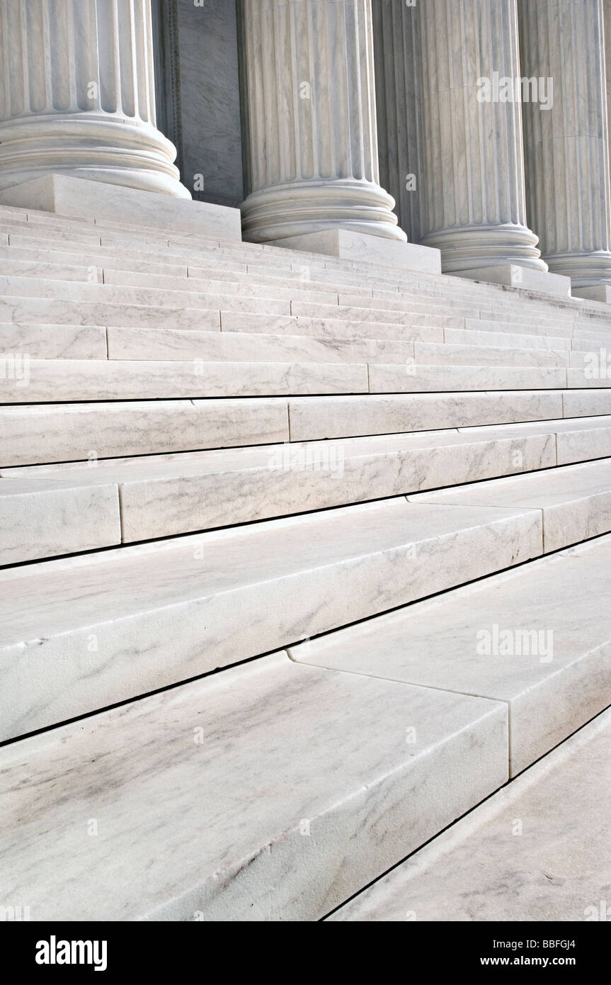 Le colonne e le scale della Corte suprema degli Stati Uniti edificio in Washington DC Foto Stock