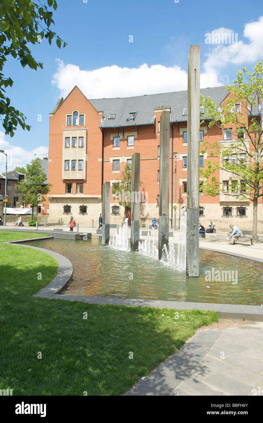 Fontane di fronte alla scuola di musica Chetham, nel centro di Manchester Foto Stock