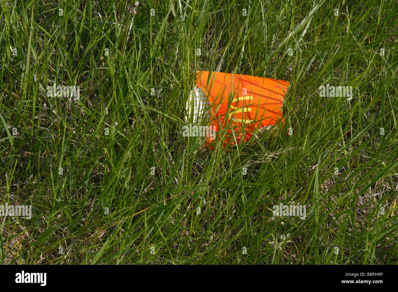 Natura inquinata con rifiuti che gettano rifiuti nella natura verde da vicino dalla vista dall'alto verso il basso negli Stati Uniti ad alta risoluzione orizzontale Foto Stock
