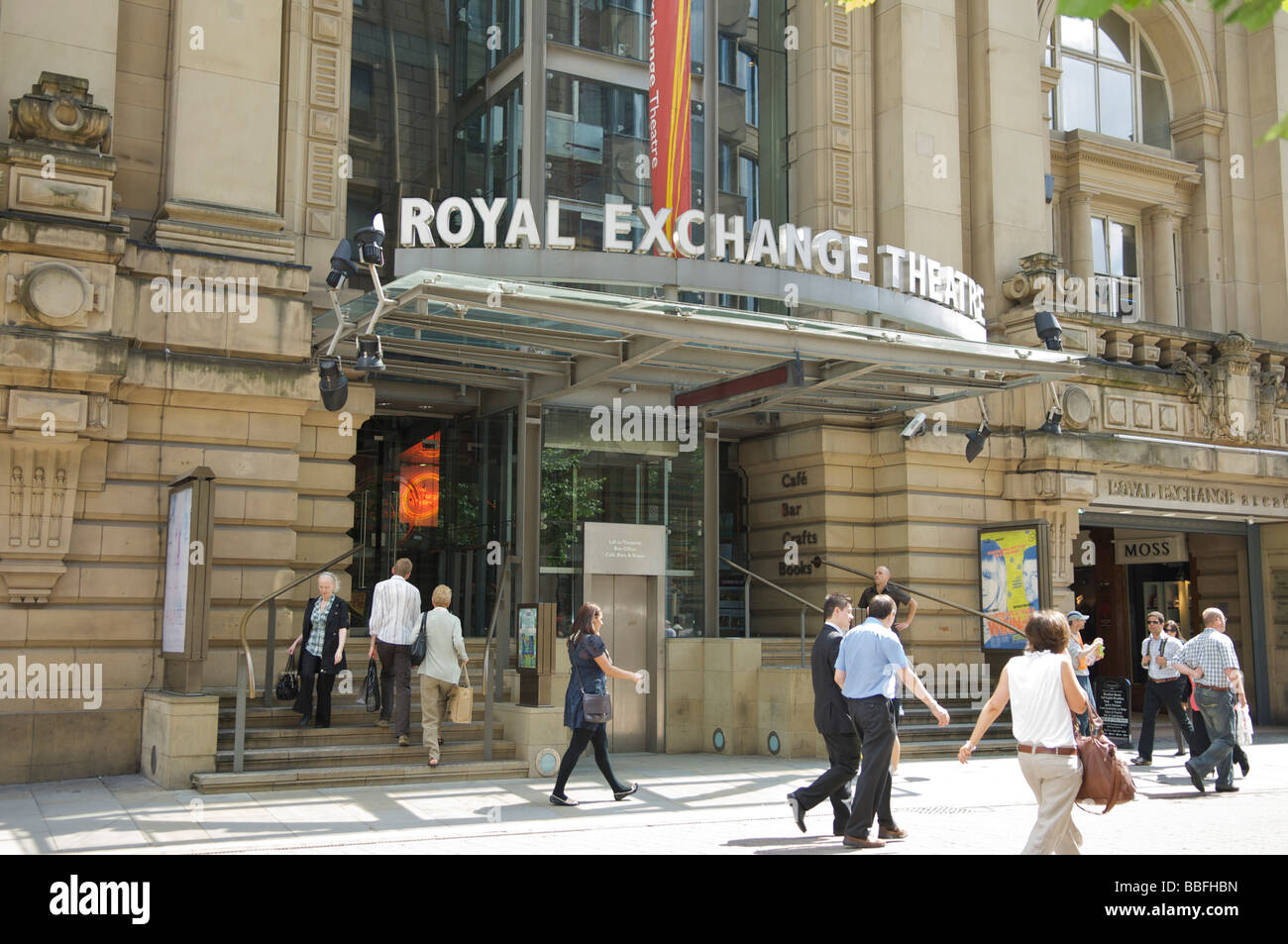 Esterno del Royal Exchange Theatre in St Anns Square, Manchester Foto Stock