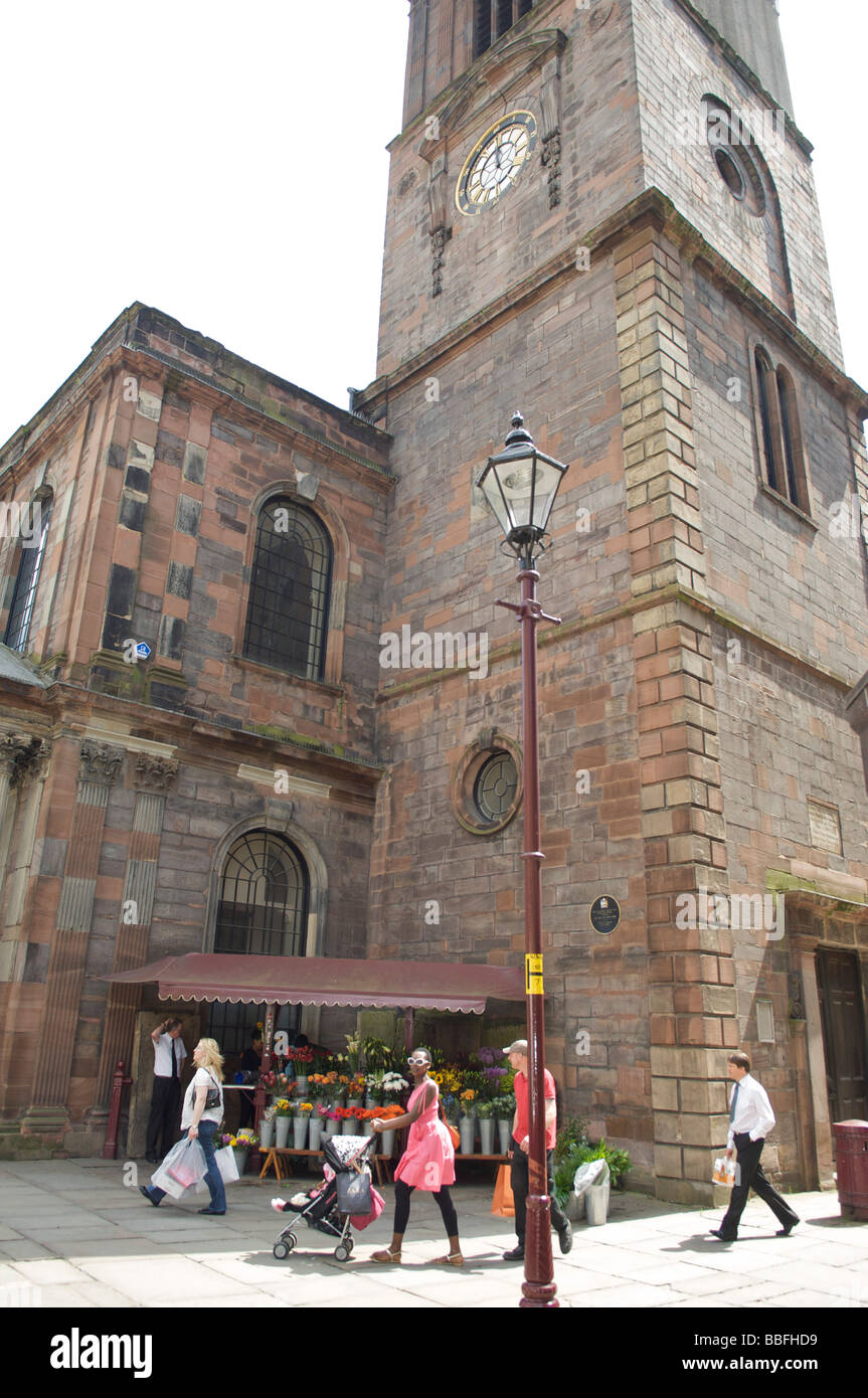 Chiesa e stallo dei fiori, St Anns Square, centro di Manchester Foto Stock