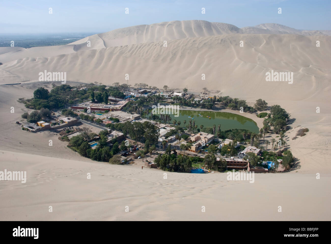 Huacachina, una piccola oasi cittadina nella regione di Ica di South Western Perù. Foto Stock