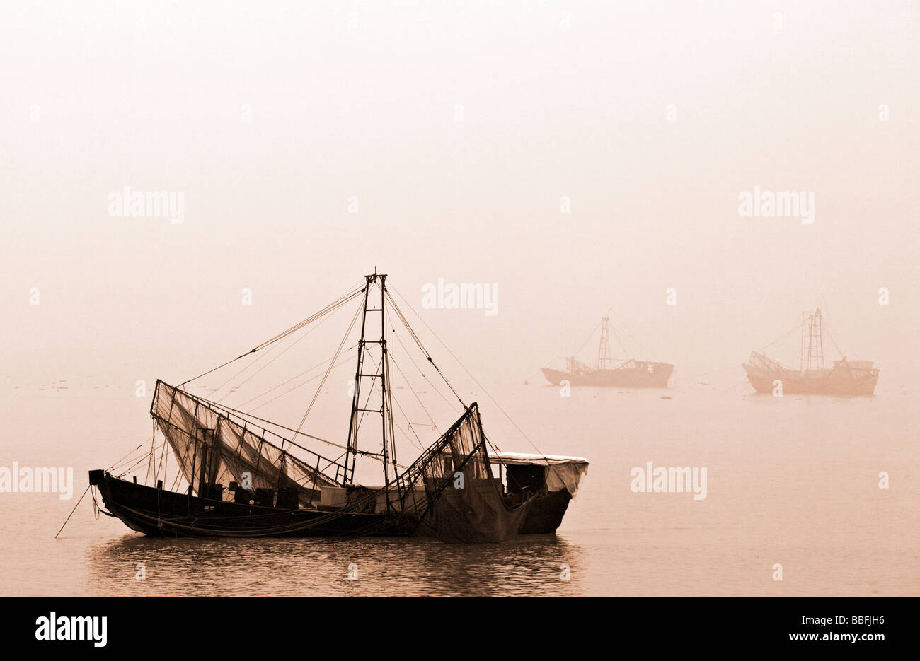 La Cina, nella provincia di Zhejiang, Hangzhou. Fiume Qiantang, barche da pesca. Foto Stock