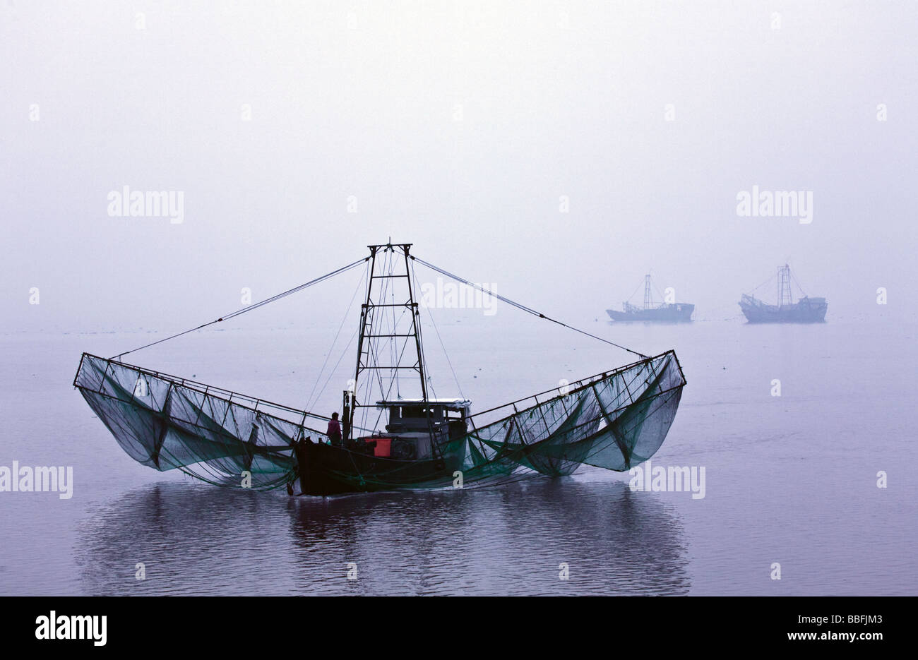 La Cina, nella provincia di Zhejiang, Hangzhou. Fiume Qiantang, barche da pesca. Foto Stock