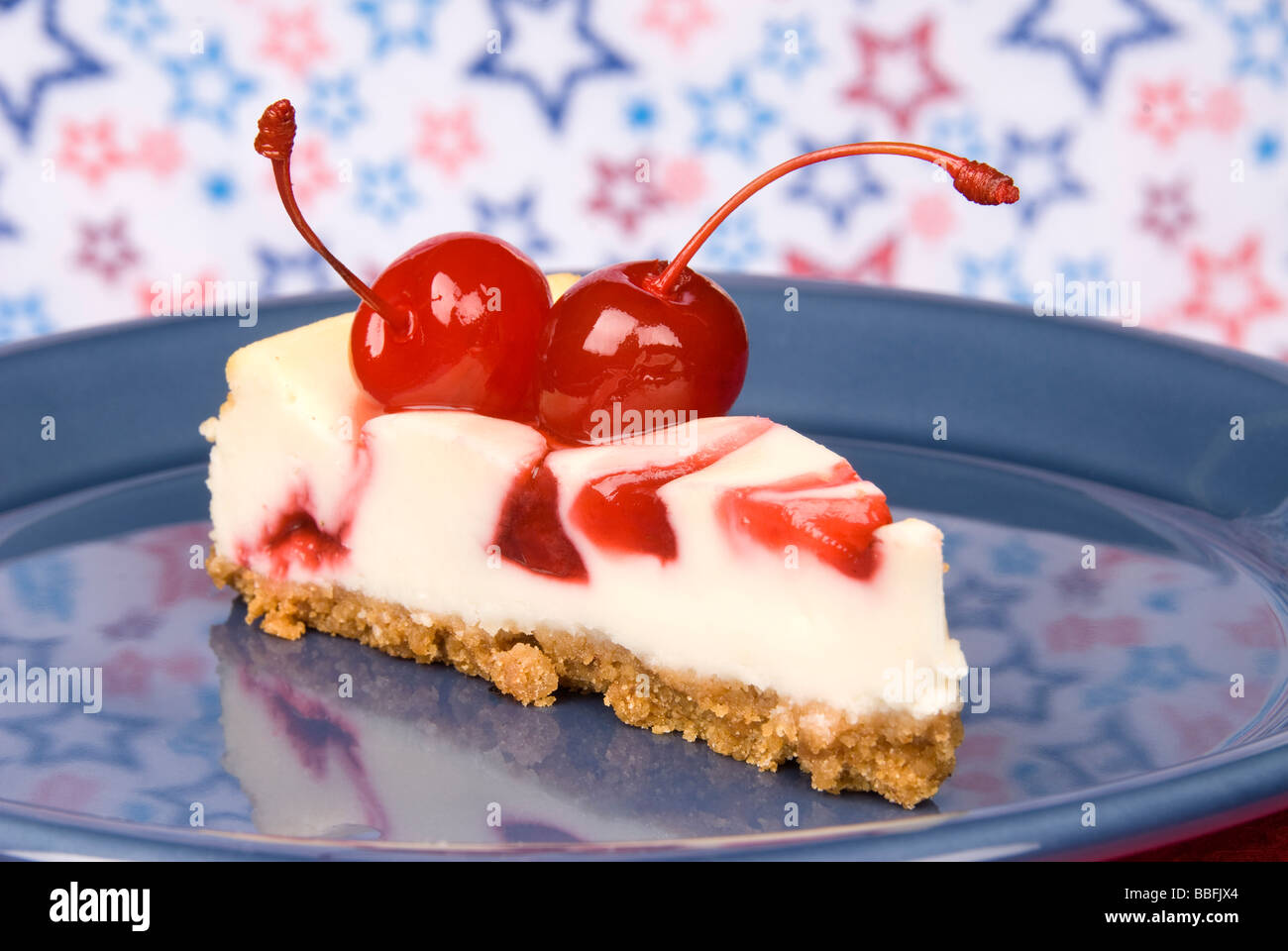 Una fetta di ciliegia cheesecake con fresche e mature le ciliegie al maraschino Foto Stock