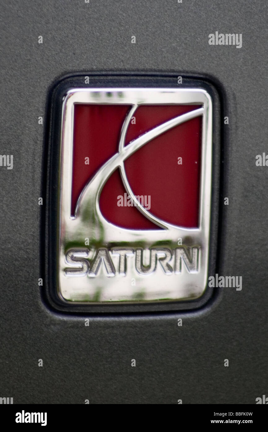 Il logo di Saturno sul lato di un Saturn Vue Foto Stock