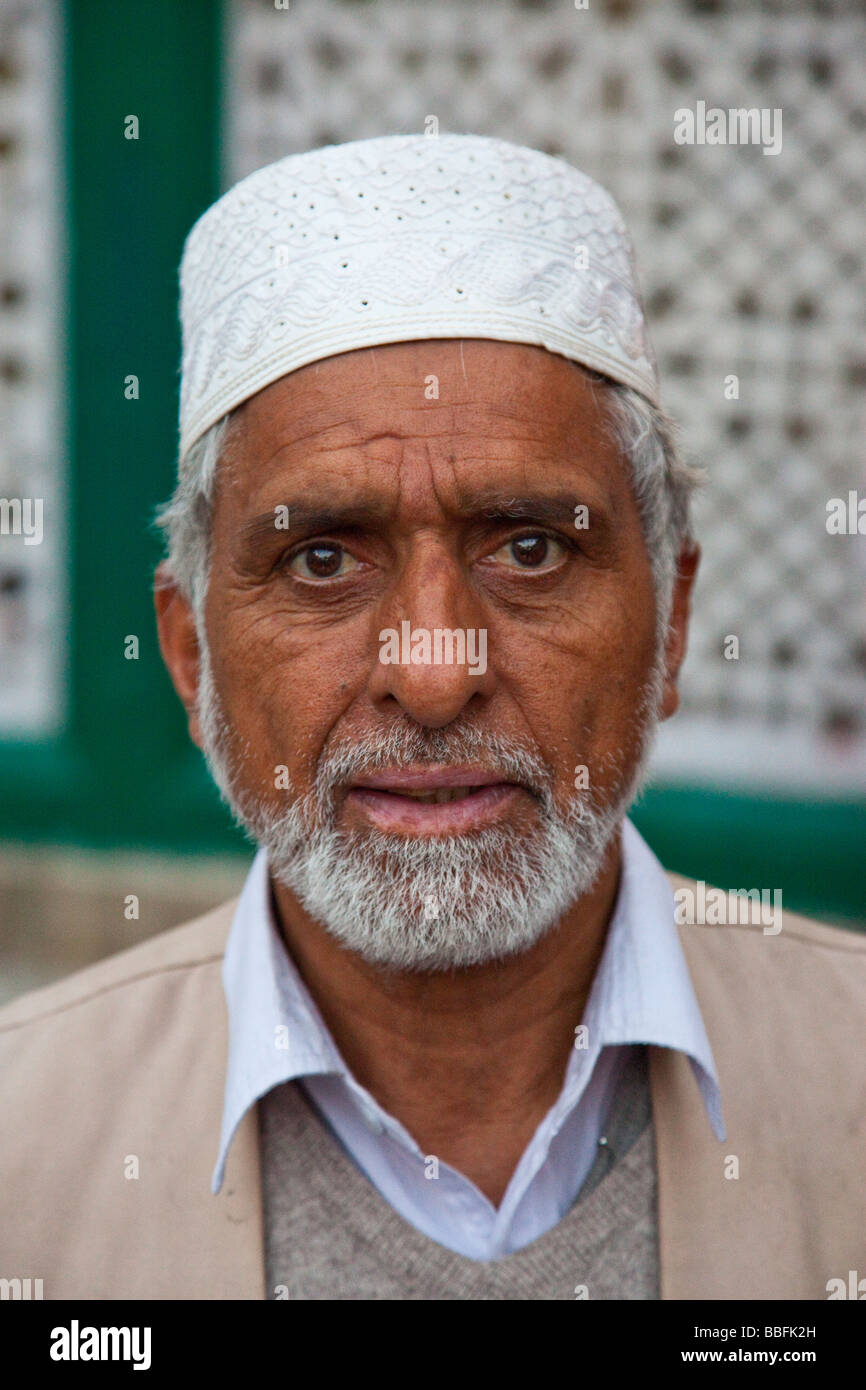 Uomo musulmano a Hazrat Nizamuddin Dargah santuario musulmano nella Vecchia Delhi India Foto Stock