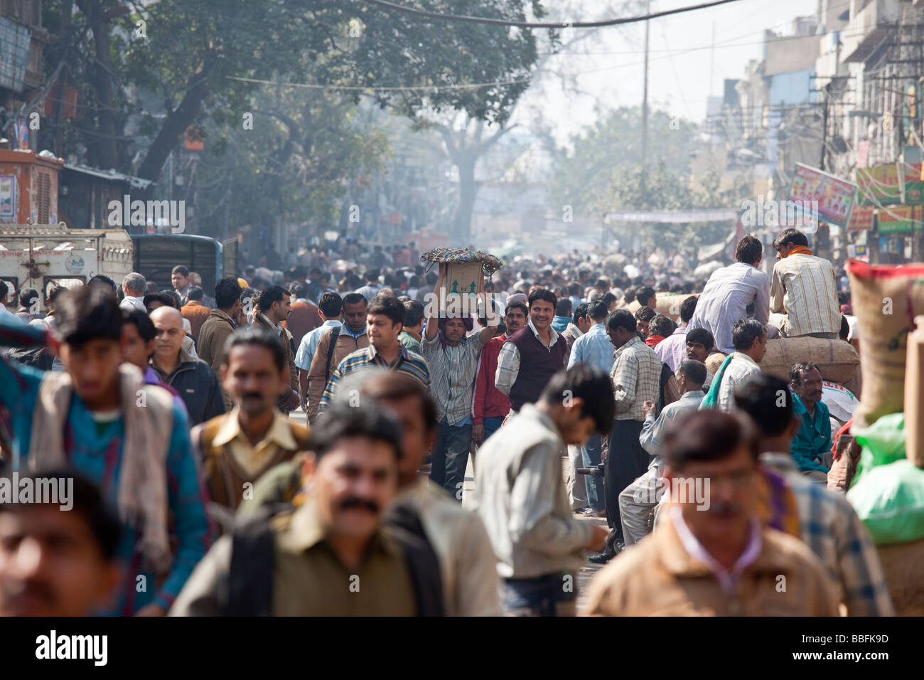 La strada affollata al Bazar delle Spezie nella Vecchia Delhi India Foto Stock