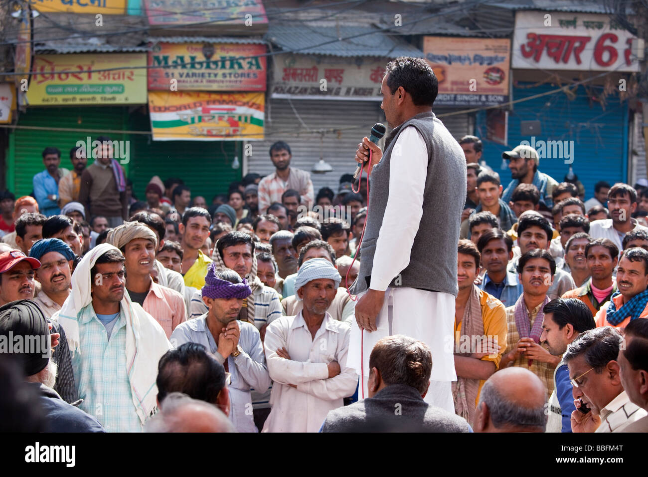 Politico, nella Vecchia Delhi dando un discorso Foto Stock