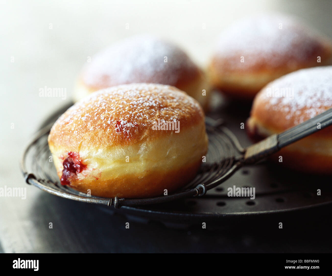 Ripieni di marmellata ciambella spolverata con zucchero a velo Foto Stock