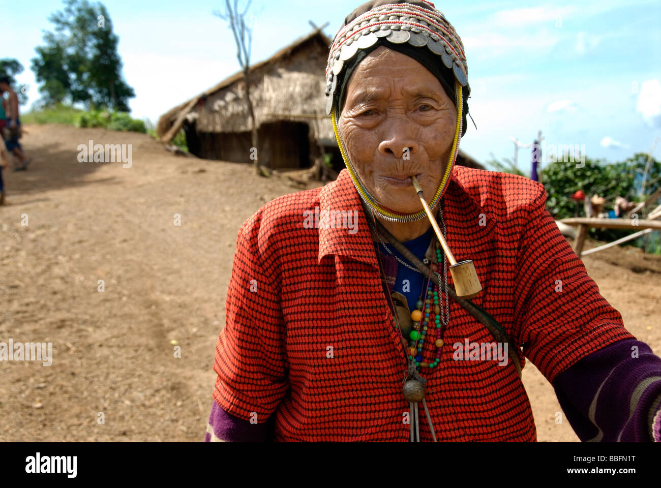 Vecchio Akha hill tribe donna fumatori un tubo nelle colline del nord della Thailandia Foto Stock