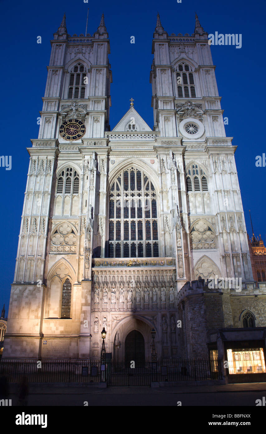 Londra - Abbazia di Westminster in serata - facciata ovest Foto Stock