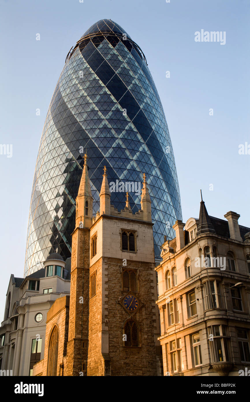 London - Swiss Re tower e la casa gotica nella luce del tramonto - arch. Forester e partner Foto Stock
