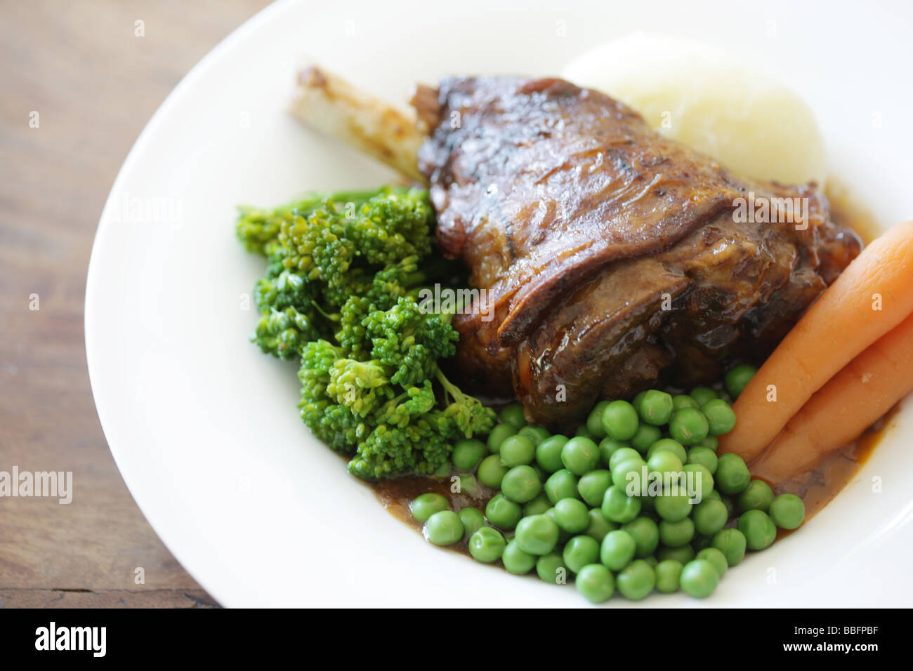 La gamba di agnello con verdure Foto Stock