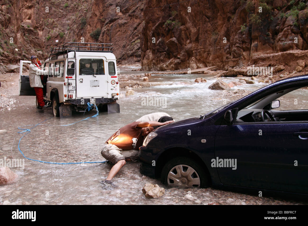 Africa, Nord Africa, Marocco, Atlas Regione, Todra Gorge, Automobile Veicolo bloccato in Creek Foto Stock