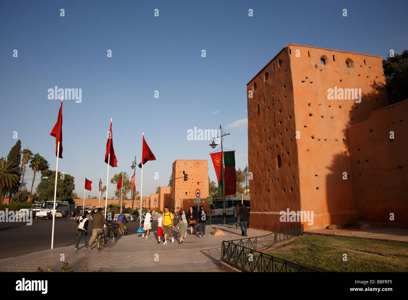 Africa, Nord Africa, Marocco Marrakech, Avenue Mohammed V, bastioni della città, il vecchio muro, bandiere marocchine Foto Stock