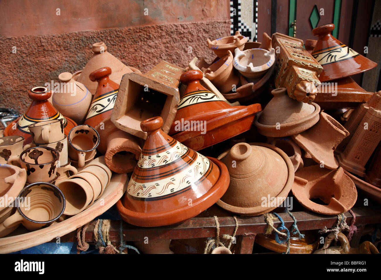 Africa, Nord Africa, Marocco Marrakech, ceramiche e terracotta Tajine ai  rigetti in mare Foto stock - Alamy