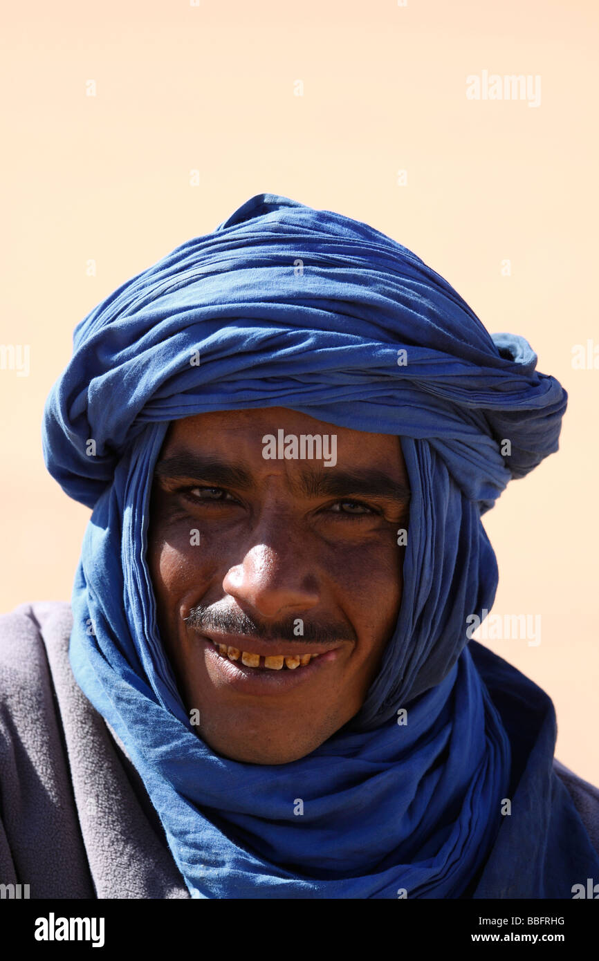 Africa marocco marocchino tribù blu turbante copricapo abito tradizionale  sahara immagini e fotografie stock ad alta risoluzione - Alamy