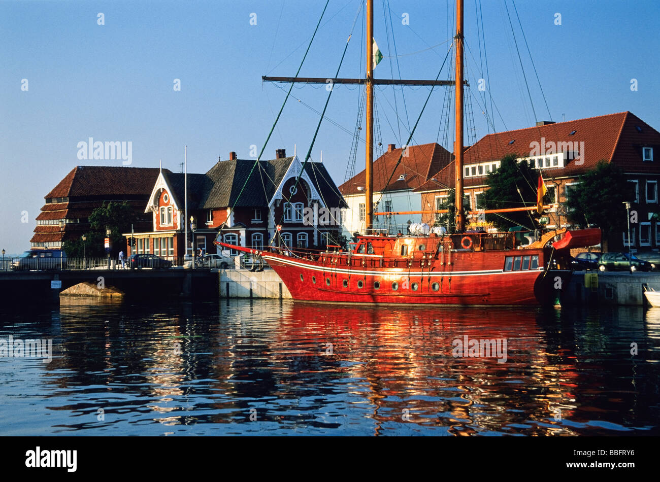 Porto di Neustadt con il suo storico granaio e goletta, Neustadt, Schleswig-Holstein, Germania, Europa Foto Stock