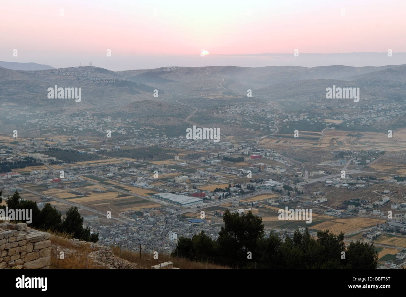 Sunrise vista dal monte Gherizim nelle immediate vicinanze della Cisgiordania città di Nablus Territori Palestinesi e Israele Foto Stock