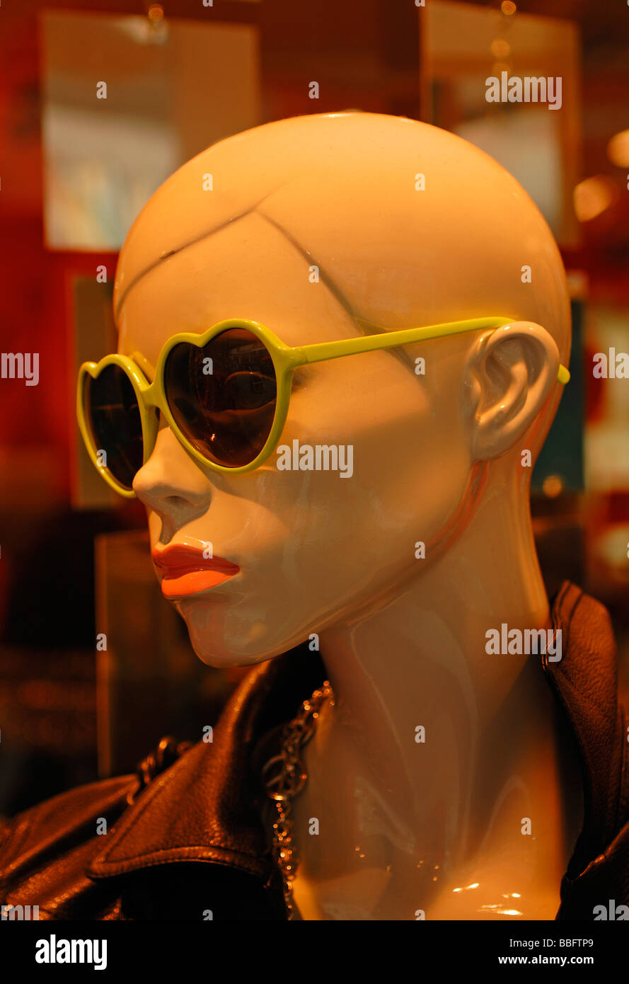 Manichino donna con cuore occhiali da sole in luce colorata Foto Stock