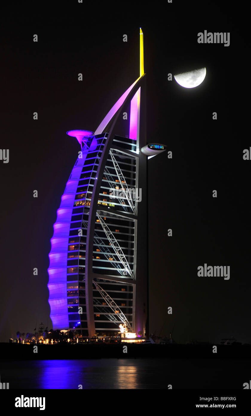 Facciata illuminata delle sette stelle Burj al Arab hotel di notte, torre araba, Dubai, Emirati Arabi Uniti, Arabia, Medio Ea Foto Stock