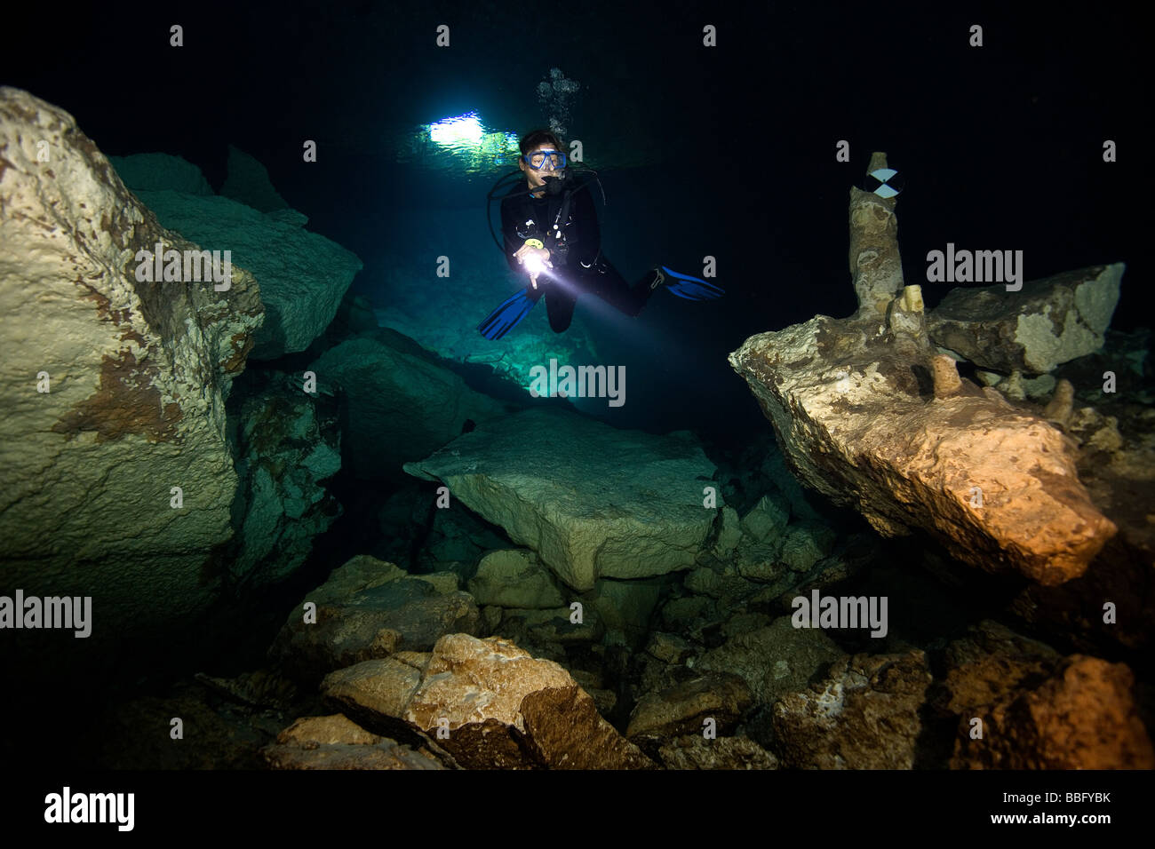 Subacqueo in immersione in caverna. Foto Stock