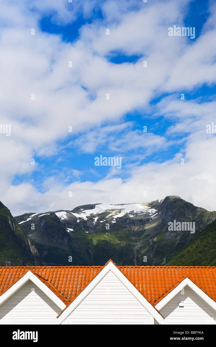 Il tetto e le montagne in Norvegia Foto Stock