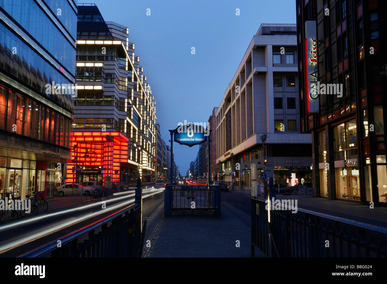 La nuova area dello shopping della capitale, con illuminata Quartier 206 e l'ingresso della stazione metropolitana di Franzoesische S Foto Stock