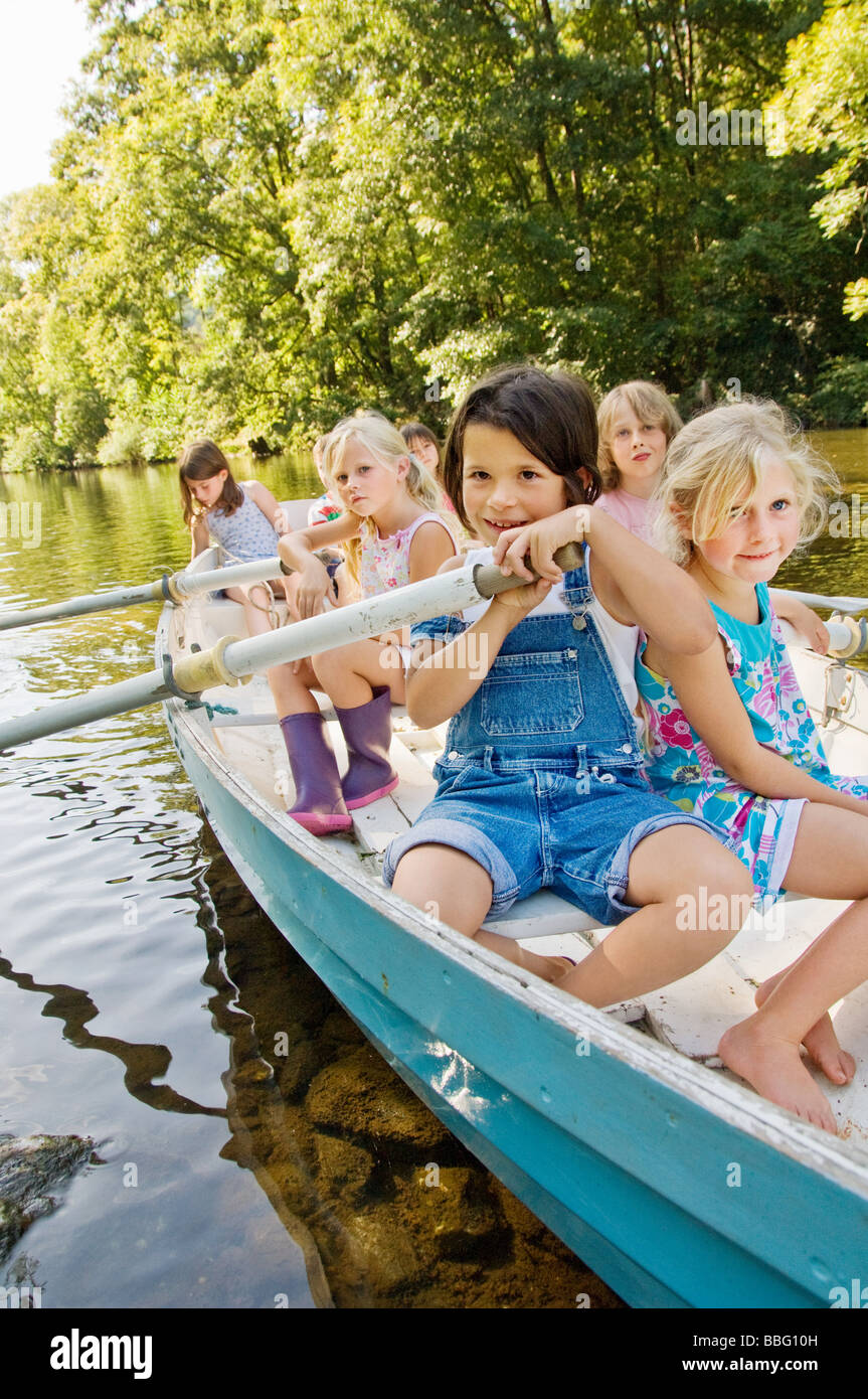 Bambini su una barca Foto Stock