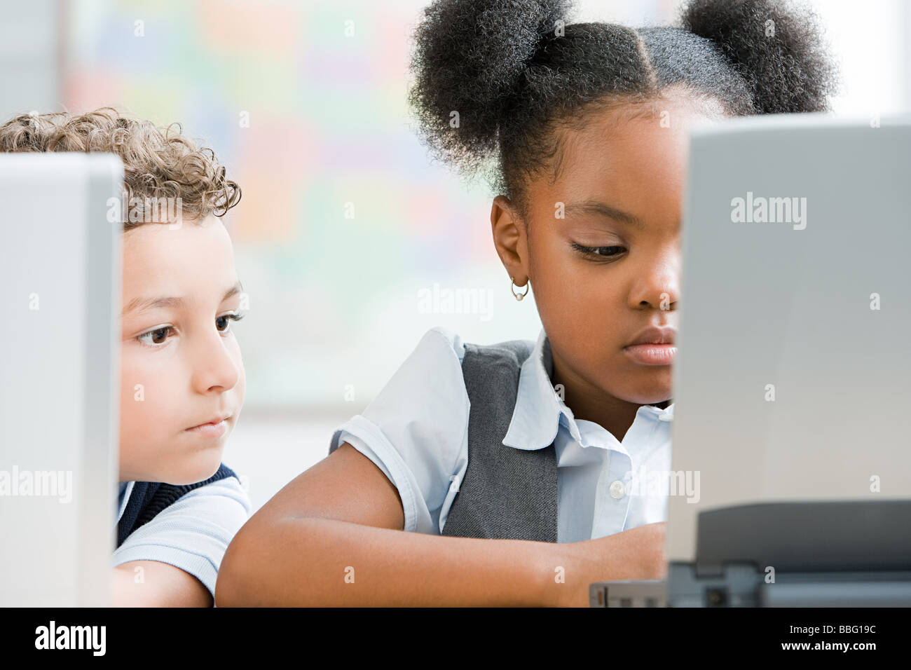 La scuola dei bambini con il computer portatile Foto Stock