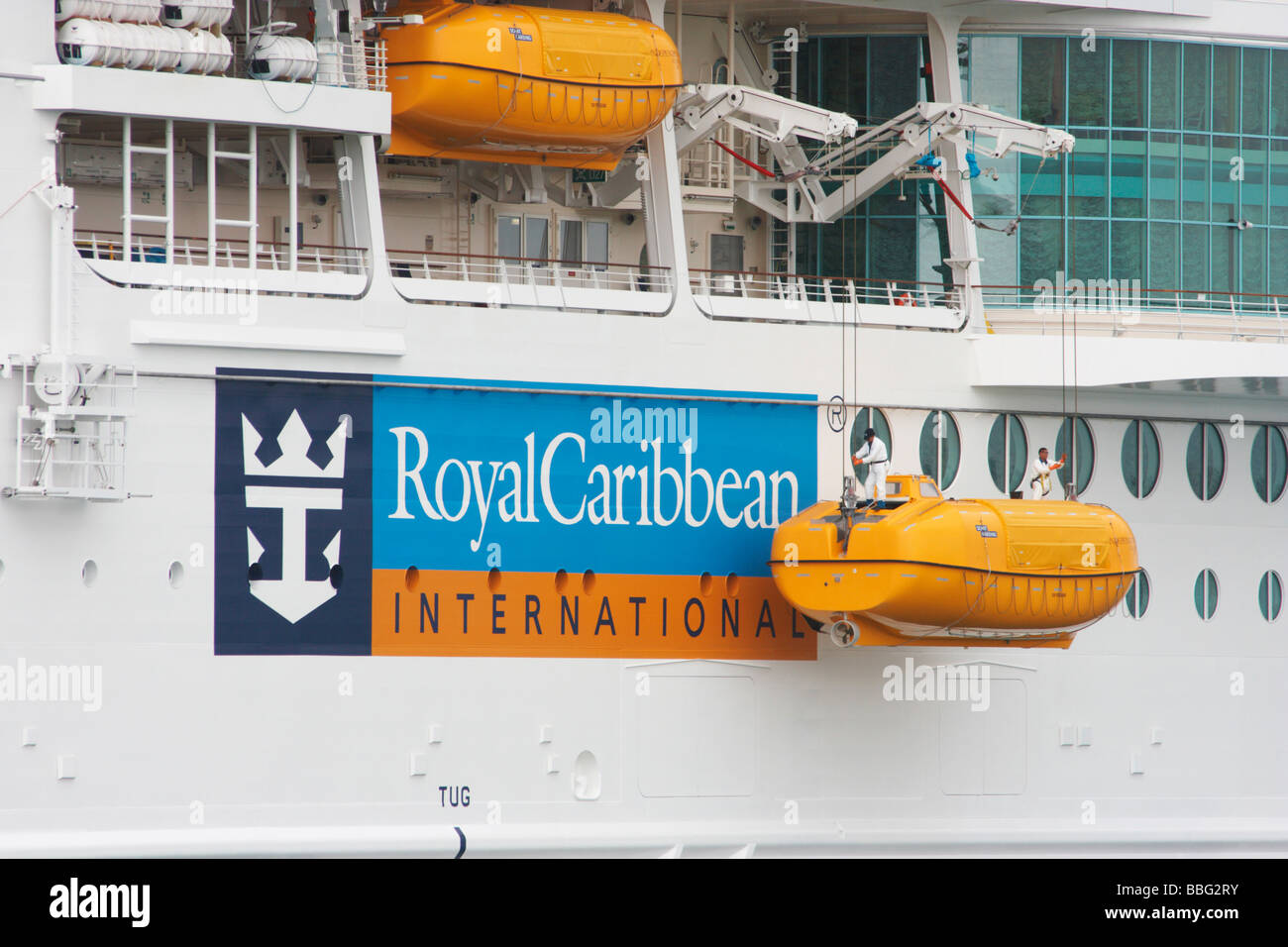 Controllare le imbarcazioni di salvataggio su una nave da crociera "Indipendenza dei mari" Foto Stock